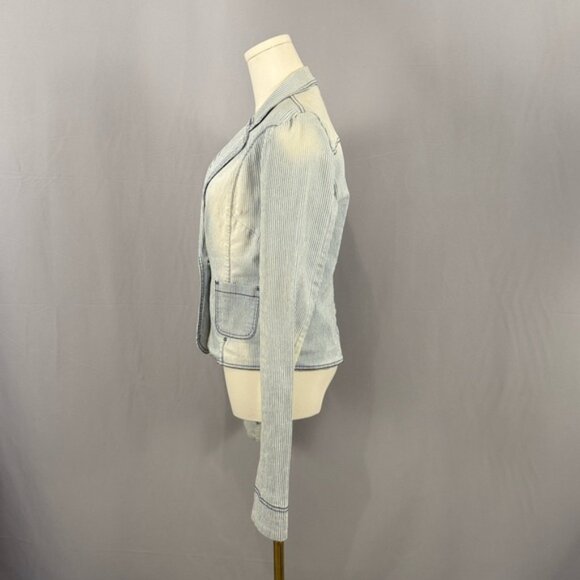 Modern chic with this lightweight denim blazer jacket. Versatile & Effortless - Picture 2 of 6